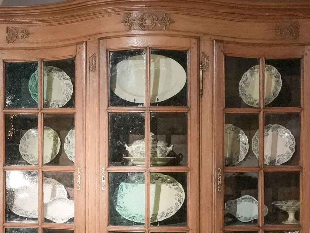 Rare 18th-Century French "Vitrine Galbée" from Île-de-France 102¾"